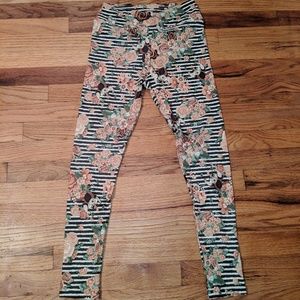 Lularoe Disney Queen of Hearts OS leggings
